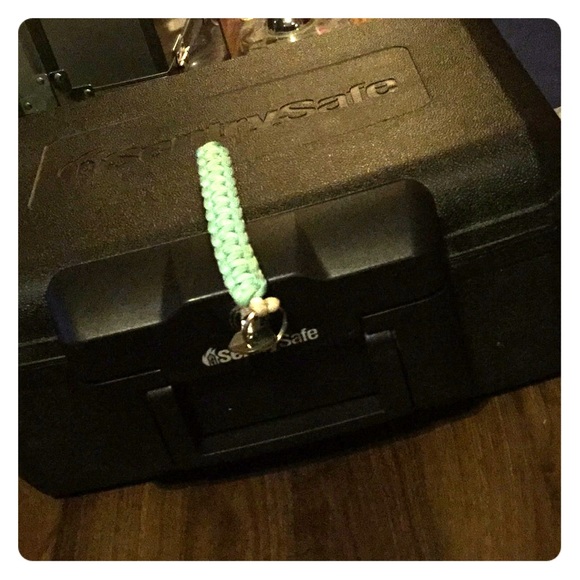 Sentry safe !! Fire/water resistance safe - Picture 1 of 3